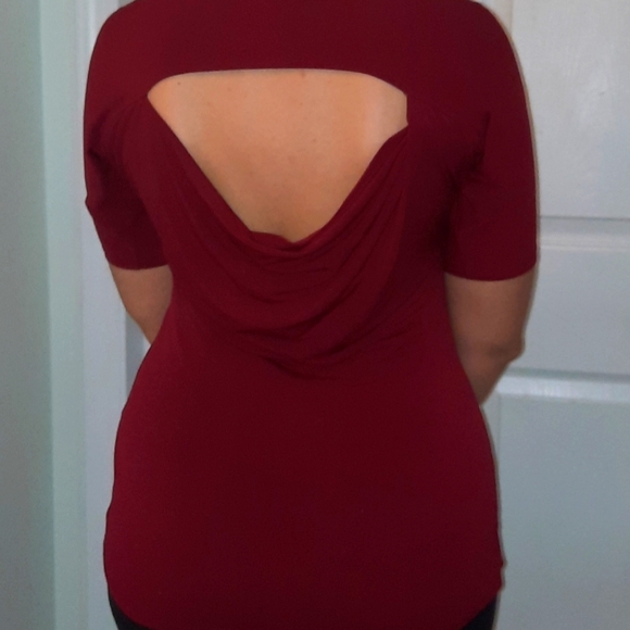 Guess red top with openings in the back and sleeves size s - Picture 3 of 3